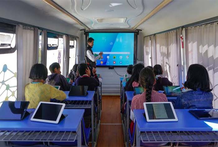 Bus Escuela Móvil lleva educación innovadora a 1,750 escolares de las zonas rurales de Espinar
