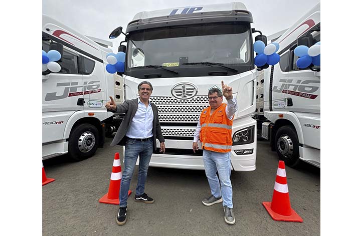 FAW entrega ocho modernos remolcadores JH6 480 HP GNV para fortalecer el transporte de carga pesada en el Perú