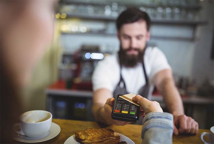 Comprar en el extranjero sin sorpresas: la tecnología que permite al viajero pagar en su propia moneda
