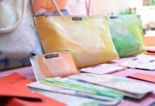 Startup peruana transforma más de 49 mil bolsas plásticas recuperadas del mar en artículos de moda