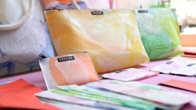 Startup peruana transforma más de 49 mil bolsas plásticas recuperadas del mar en artículos de moda