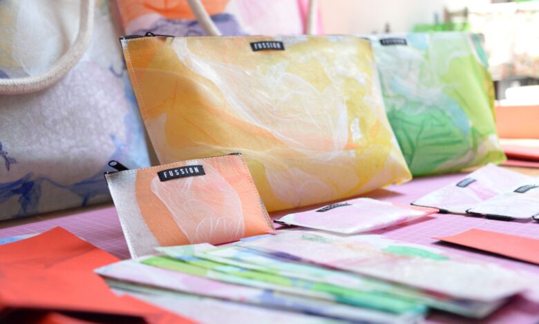 Startup peruana transforma más de 49 mil bolsas plásticas recuperadas del mar en artículos de moda