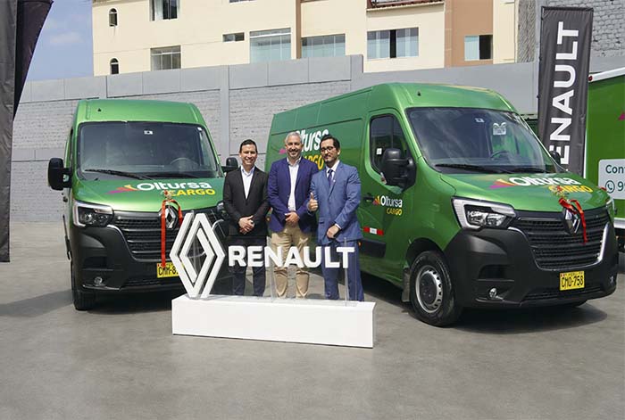 Derco Center fortalece su alianza con Oltursa con la entrega de una nueva flota de vehículos Renault