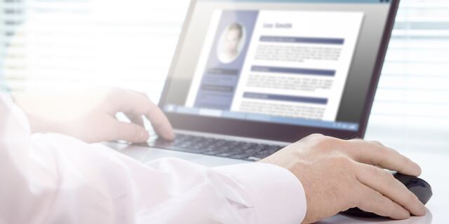 Miles de jóvenes buscan su primer empleo sin experiencia: ¿cómo elaborar un CV que destaque?