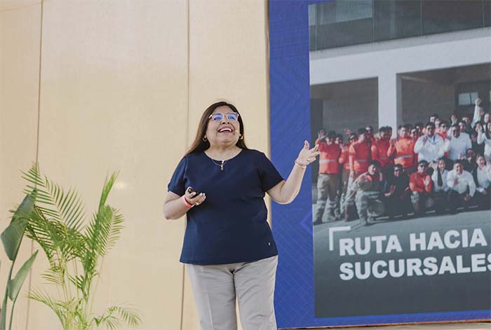 En los últimos cuatro años, Komatsu-Mitsui Maquinarias Perú pasó de tener toda su red de sucursales en niveles candidato o básico a contar con nueve de sus 11 instalaciones en categorías intermedia, avanzada o verde, el cual forma parte de la estrategia de la compañía para incorporar criterios ambientales en la operación de sus sedes en el país. Los resultados fueron presentados por Mirtha Rodríguez Rojas, directora corporativa de HSSEQ y Sostenibilidad de Komatsu-Mitsui, durante su ponencia de ‘Hablemos de Sostenibilidad’ en la Cumbre Perú Sostenible 2026. El programa Sucursal Ambientalmente Sostenible (SAS) permite evaluar aspectos como el consumo de energía y agua, manejo de residuos, uso de energías renovables y gestión ambiental. “Nuestro reto hacia 2030 es hacer que nuestras sucursales avancen en este camino, donde la gestión ambiental sea cada vez más sostenible”, señaló Rodríguez. Para ello, Komatsu-Mitsui utiliza un estándar común que permite medir el nivel alcanzado por cada sede e identificar las brechas que deben cerrarse. De esta manera, al cierre del año fiscal 2025, cinco sucursales alcanzaron el nivel intermedio, tres el avanzado y una el nivel verde. Las otras dos se mantienen en nivel básico. Uno de los principales resultados de este proceso se refleja en la sucursal de Arequipa, que se convirtió en la primera sede de Komatsu-Mitsui en Perú y la segunda de la red regional en alcanzar el nivel verde. La instalación, de aproximadamente 10.000 m² y con una inversión cercana a US$2 millones, incorpora energía renovable certificada, medidas de eficiencia hídrica y la valorización de más del 50% de sus residuos no peligrosos. Los avances también se reflejan en medidas implementadas en toda la red: el 90% de las sucursales cuenta con al menos 75% de luminarias LED y el 100% realiza monitoreo preventivo de sus equipos. Asimismo, Komatsu-Mitsui mantuvo por tercer año el uso de energía renovable certificada en sus operaciones. Este avance se enmarca en la Hoja de Ruta Ambiental 2030 de Komatsu-Mitsui, que establece como metas mantener el 100% de cumplimiento de la regulación ambiental, reducir en 30% la huella de carbono y desarrollar nuevas instalaciones bajo criterios ecoamigables.