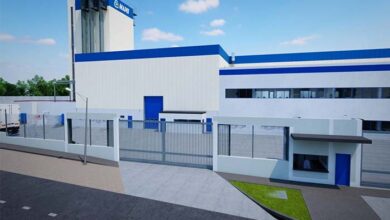 MAPEI, uno de los principales fabricantes mundiales de productos químicos para la construcción, inició la construcción de su segunda planta en el Perú, como parte de su estrategia de expansión en Latinoamérica. Con una inversión de aproximadamente US$20 millones, el proyecto representa una apuesta de largo plazo por el mercado peruano y permitirá a la compañía ampliar su capacidad productiva y desarrollar nuevas líneas de productos. La nueva planta se construye sobre un terreno de 20.000 metros cuadrados en Cajamarquilla, distrito de Lurigancho-Chosica, y su ubicación responde a criterios estratégicos relacionados con el acceso a las materias primas que serán utilizadas en las nuevas líneas de producción. Esto permitirá optimizar los procesos y alcanzar una mayor eficiencia logística y productiva. “Perú es uno de los mercados con mayor potencial de crecimiento para MAPEI en Latinoamérica. Después de mercados de mayor tamaño como México, Colombia, Brasil y Argentina; Perú destaca por las oportunidades que ofrece su déficit de vivienda e infraestructura. Por eso vemos un espacio importante para seguir creciendo mediante soluciones que aporten tecnología, productividad y durabilidad al sector construcción”, señaló Diego Crespo de la Rocha, gerente general de MAPEI Perú. De acuerdo con el cronograma previsto, la construcción de la planta culminaría a fines del segundo trimestre de 2027, mientras que la instalación y equipamiento se desarrollaría durante el tercer trimestre del mismo año. “Una vez finalizada la construcción, avanzaremos con la instalación y puesta a punto de las nuevas líneas de producción. Este proceso está proyectado para concluir hacia finales del tercer trimestre de 2027, momento en el que podremos precisar el inicio de operaciones de la planta”, explicó Crespo de la Rocha. La nueva infraestructura incorporará tecnologías de automatización orientadas a hacer más eficiente, preciso y consistente el proceso productivo. Entre ellas se contempla la automatización de distintas etapas, como la producción, el ensacado, el encajado, la paletización y el plastificado del producto terminado. Estas tecnologías forman parte de los sistemas que MAPEI ya utiliza en otras plantas del grupo a nivel internacional y permitirán mantener estándares de eficiencia y calidad alineados con la operación global de la compañía. Expansión de MAPEI en Latinoamérica La inversión en Perú forma parte de un proceso de expansión de la capacidad productiva de MAPEI en Latinoamérica. A nivel regional, la compañía está próxima a culminar la construcción de una segunda planta en Argentina y actualmente desarrolla una tercera planta en Colombia. Asimismo, están previstos nuevos proyectos para la construcción de una primera planta en Brasil y una tercera planta en México. En este contexto, la nueva infraestructura en Perú refuerza la presencia productiva de MAPEI en la región y abre nuevas oportunidades para ampliar su oferta de soluciones para la industria de la construcción. Fundada en Italia en 1937, MAPEI inició sus operaciones con la fabricación de pinturas y revestimientos y, a lo largo de las décadas, amplió su presencia internacional hasta convertirse en uno de los principales referentes mundiales en soluciones químicas para la industria cementera y minería, con un fuerte enfoque en innovación, investigación y desarrollo.