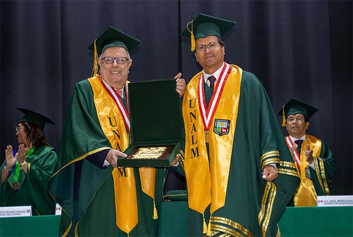 Velarde inicia nueva etapa en el BCRP y recibe Honoris Causa de la UNALM