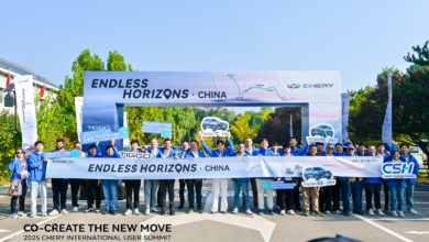 Del 19 al 24 de octubre, la sede central de Chery en China será escenario del Chery International User Summit 2026, encuentro que reunirá a familias, clientes y representantes de distintos países alrededor de una propuesta enfocada en la movilidad, la tecnología y las experiencias que acompañan la vida cotidiana. Chery desarrollará el concepto “Together. For Family” a través de tres ejes: “Technology. For Family”, “Guardian. For Family” y “One Family”, que integrarán demostraciones de producto y tecnología, así como espacios de diálogo con participantes de diferentes regiones. Tecnología y experiencias para la movilidad diaria Los asistentes podrán probar distintos modelos en circuitos preparados y rutas off-road para conocer su confort, respuesta al volante y desempeño en diferentes condiciones de conducción. Uno de los espacios estará dedicado al CHERY SIVP (Super Intelligent Valet Parking), con demostraciones de tecnología de estacionamiento inteligente aplicada a situaciones cotidianas. Entre las novedades internacionales del Summit estará CHERY Q, un modelo completamente eléctrico dirigido a familias urbanas y públicos jóvenes, que los asistentes podrán conocer mediante pruebas de manejo. Los testimonios toman protagonismo Como parte del encuentro, Chery Brand Night llevará al escenario historias inspiradas en familias de diferentes partes del mundo, sus recorridos y la manera en que integran el vehículo a su día a día. En este espacio, la marca presentará además el All-New TIGGO7 y TIGGOX7, modelos que tendrán su debut global durante el evento. Las familias seleccionadas mediante la campaña global Happiness Family se reunirán en China junto con clientes de distintos países que compartirán sus experiencias con la marca. Sus aprendizajes, expectativas y vivencias serán parte de las conversaciones previstas durante el encuentro y el foro de clientes. Asimismo, combinará diálogo, investigación y evaluaciones prácticas de vehículos para recoger opiniones sobre el uso cotidiano, el transporte familiar y la experiencia como propietarios, promoviendo una participación más activa de los usuarios en los procesos de cocreación. Un ecosistema pensado alrededor de las familias El programa incluirá además actividades vinculadas con tecnología avanzada, sostenibilidad e iniciativas de cocreación. Mediante demostraciones y espacios participativos, la marca automotriz buscará mostrar su evolución hacia un ecosistema cada vez más conectado con las necesidades de las personas y sus familias. Chery en el Perú Con casi 20 años de presencia en el Perú, Chery ha consolidado su trayectoria con una propuesta que combina tecnología, seguridad y el respaldo de su red de concesionarios y servicios de posventa a nivel nacional. Durante este tiempo, la marca ha ampliado y renovado su oferta para responder a distintas necesidades de movilidad de las familias peruanas. Esta evolución continúa con la incorporación de la tecnología Chery Super Hybrid (CSH) en la familia Tiggo, como parte de su apuesta por acercar nuevas soluciones de movilidad al mercado local. En este contexto, el Chery International User Summit 2026 representa una oportunidad para acercar al mercado peruano la visión internacional de la compañía y conocer de primera mano las innovaciones, tecnologías y experiencias que forman parte de su desarrollo global. Con “Together. For Family”, Chery reafirma una visión que pone a las personas y sus historias en el centro de la movilidad, conectando su evolución internacional con la trayectoria que la marca ha construido junto a las familias peruanas.