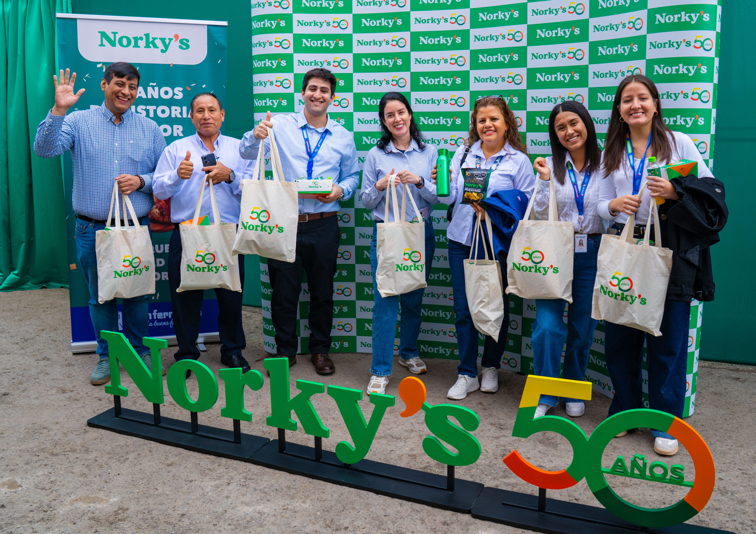 Norky’s lleva sus 50 años a la línea 1 y convirtió el recorrido cotidiano de Lima en parte de su celebración